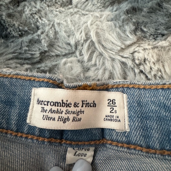 Abercrombie Ankle Straight Ultra High Rise Jeans - Picture 3 of 3